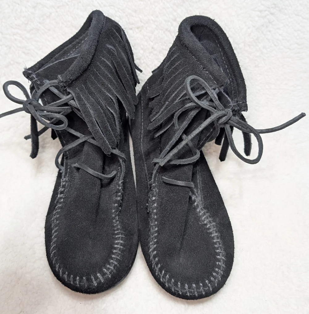 Minnetonka Kids Sz 2 Black Suede Moccasins Ankle Tramper Boot Fringe Lace Up